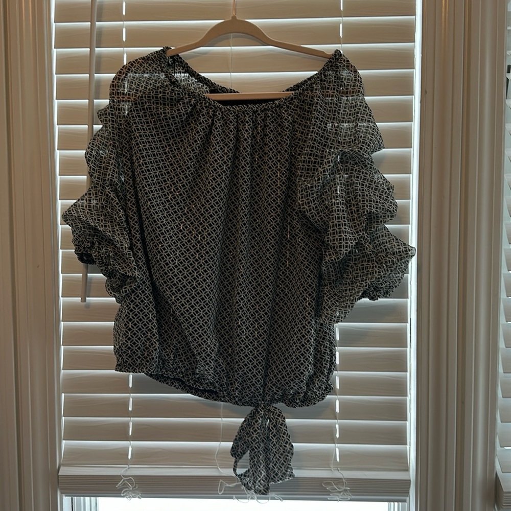 Black and white patterned cece blouse with puff shoulders